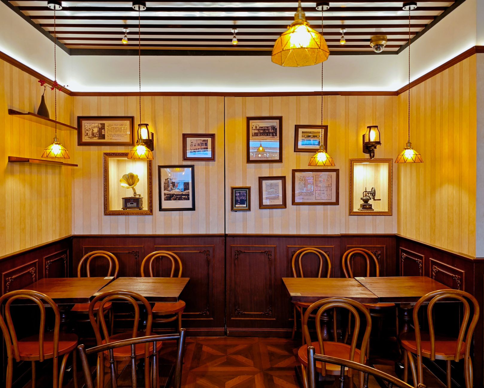 Innenraum des Gasthaus mit Holztischen und warmem Licht
