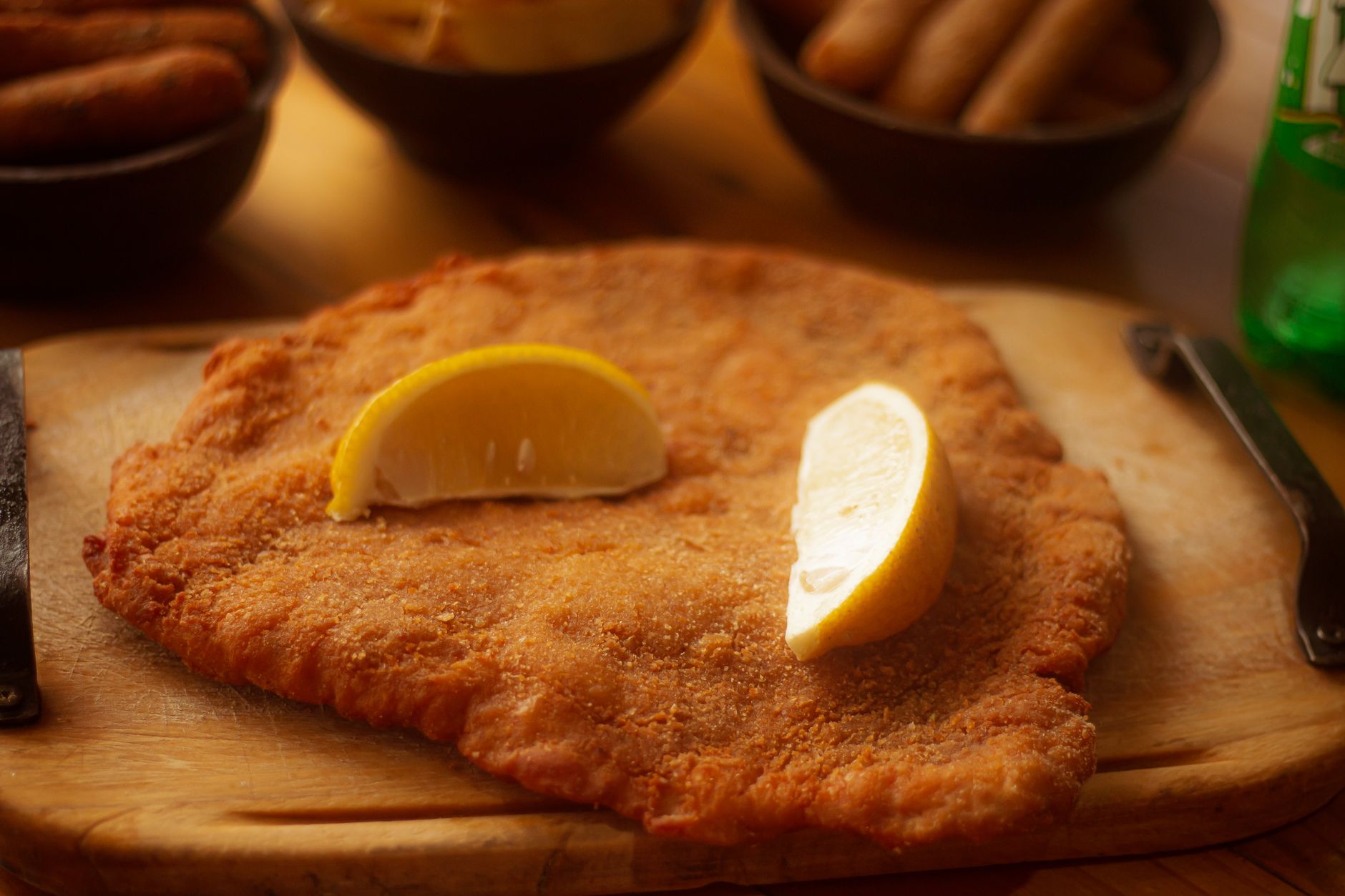 Wiener Schnitzel vom Kalb auf Holzbrett mit Zitrone