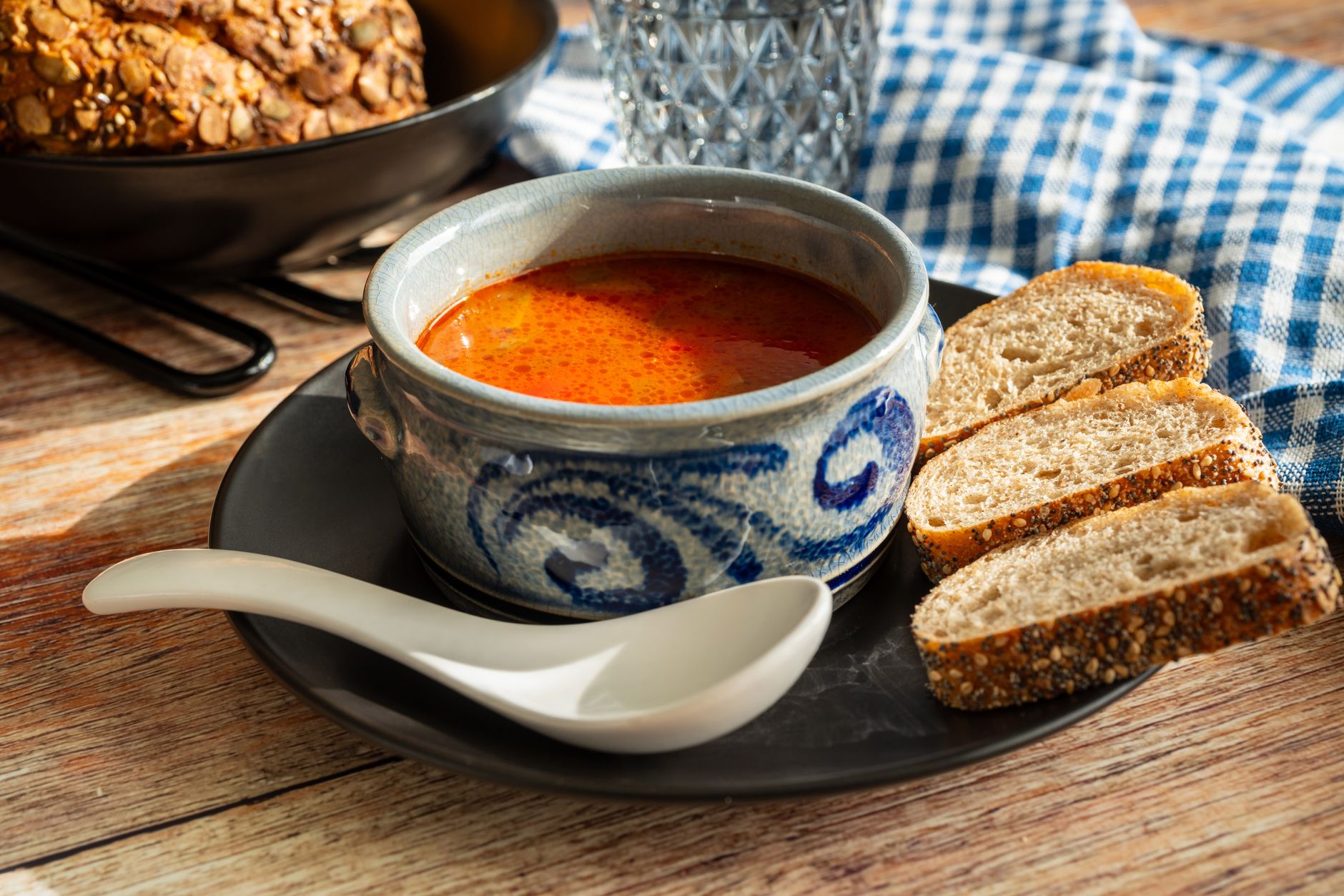 Saftgulasch mit Semmelknödel und rustikalem Brot